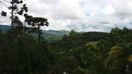 a view of a forest with mountains in the background at Refúgio do Azzi in Monte Verde