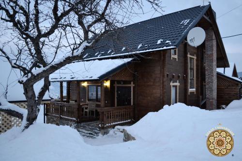 Chalet Hutsulyandiya semasa musim sejuk