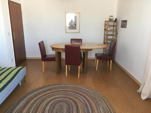 einen Esstisch und Stühle in einem Zimmer in der Unterkunft Leinetalblick in Volkerode