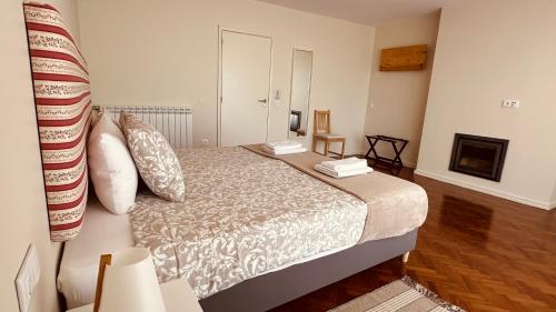 a bedroom with a large bed in a room at Salty Swell in Porto