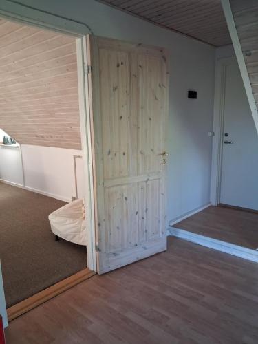 a room with a sliding wooden door in a room at Bakkely in Rønnede