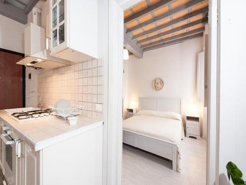 una cucina e una camera con un letto di Happy Florence Santa Croce 1 a Firenze