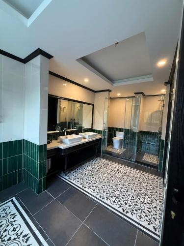 a bathroom with two sinks and a shower at Le Dung Hotel in Tam Kỳ