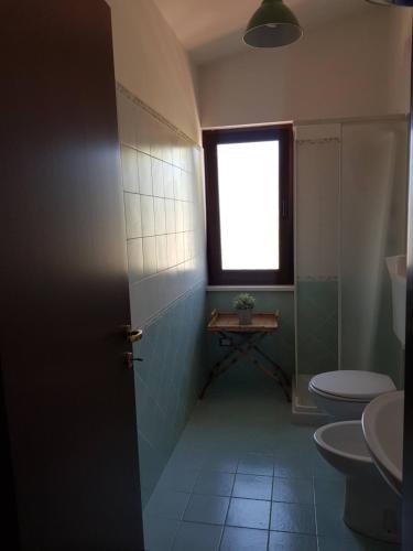 a bathroom with two toilets and a window at B&B La Casa Bianca in Fossacesia