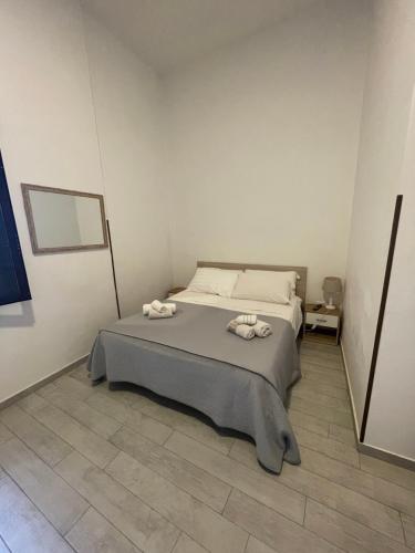 a bedroom with a bed with two towels on it at Marsala al centro n9 in Marsala