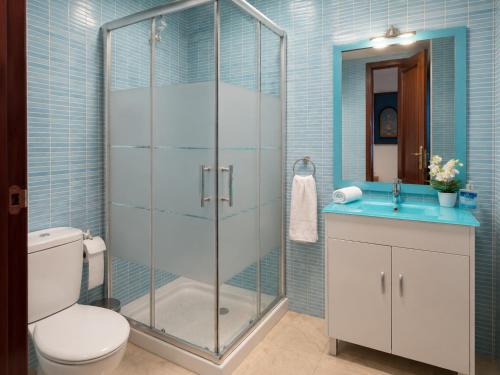 a bathroom with a shower and a toilet and a sink at Casa Nankurunaisa in Vejer de la Frontera