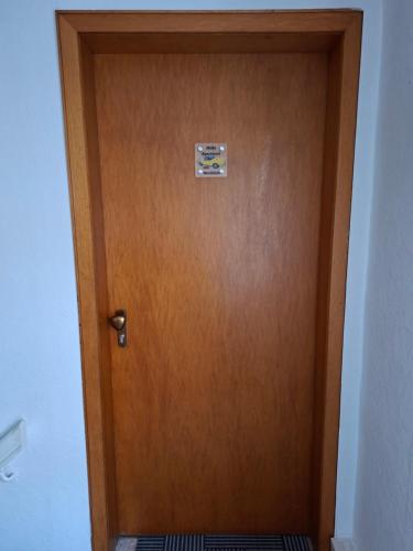 a wooden door with a sign on it at Dirks Apartment mit Weitblick in Mammelzen
