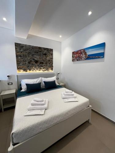 a bedroom with a bed with towels on it at La Perla Marina in Manarola
