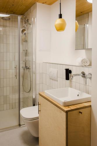 a bathroom with a sink and a shower and a toilet at Hyttee in Bardo