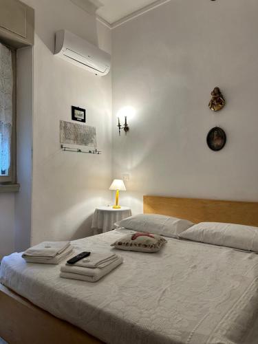 ein Schlafzimmer mit einem Bett, auf dem zwei Handtücher liegen in der Unterkunft Mavipagi 2 in Verona