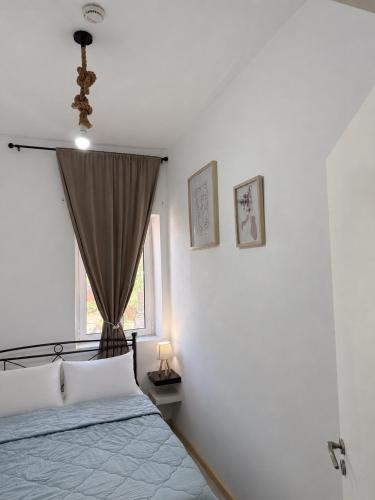 a bedroom with a bed and a window at Above the Sea - Sparto in Spartos