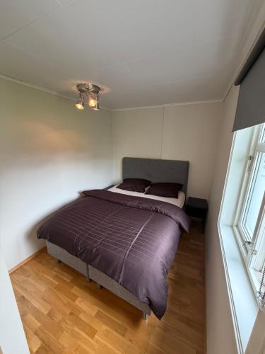 a bedroom with a bed in a small room at Leilighet for opptil 4 personer nær Sola flyplass og Stavanger sentrum in Sola