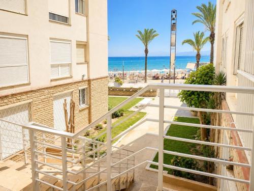 Beachfront Salou apartment with sea view