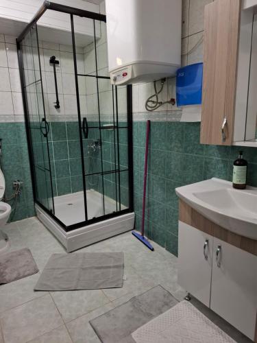 a bathroom with a shower and a toilet and a sink at Simal Apart Ev in Ayder Yaylasi