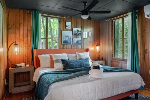 a bedroom with a bed with a teddy bear on it at Wildrest Hotel in Waynesville