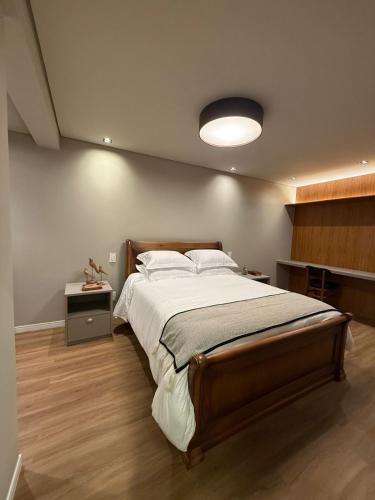 a bedroom with a large bed in a room at Apartamento Boutique Cheia de Graça 304 in Divinópolis