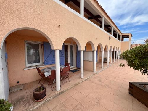 Appartement familial rez-de-chaussée grande terrasse piscine parking privé et wifi