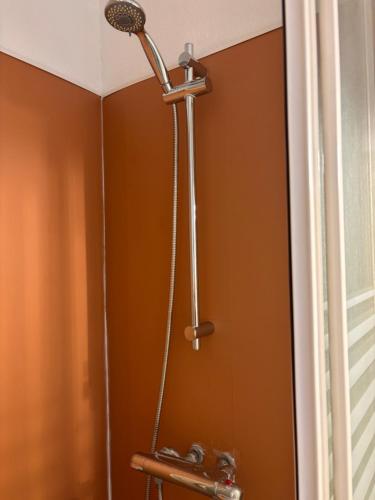 Appartement familial rez-de-chaussée grande terrasse piscine parking privé et wifi