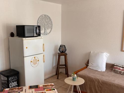 Appartement familial rez-de-chaussée grande terrasse piscine parking privé et wifi