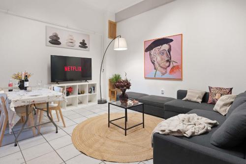 Grand Synagogue Quarter - 4BR Art-Filled Flat