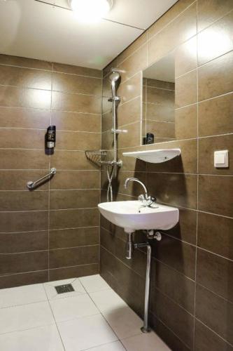 a bathroom with a sink and a shower at Hotel Jesse in Amsterdam