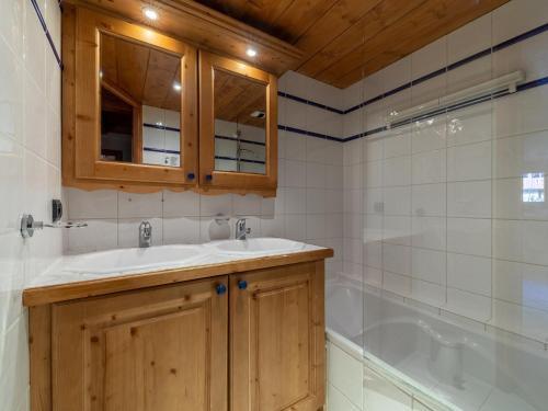 Méribel : Appartement spacieux pour 10 pers, 5 pièces avec piscine et parking - FR-1-411-1006