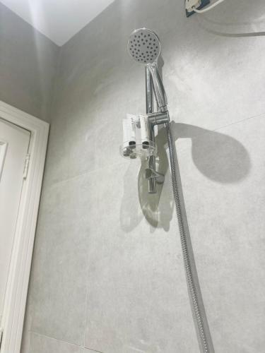 eine Dusche in einem Badezimmer mit Duschkopf in der Unterkunft Sar studio in Khobar