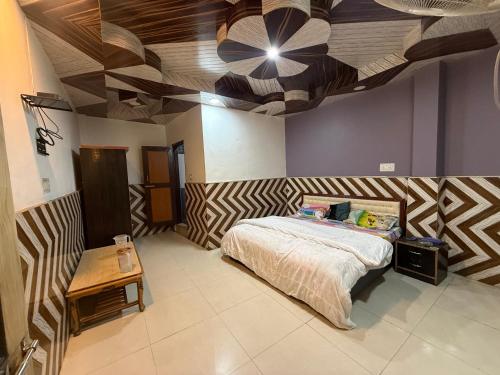 a bedroom with a bed and a wooden ceiling at Pine View By Wonderhill in Manīkaran