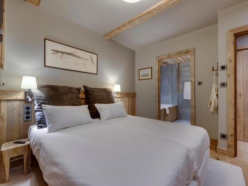 Superbe duplex 68m² avec cheminée, 2 chambres, parking intérieur, et services inclus à Val d'Isère