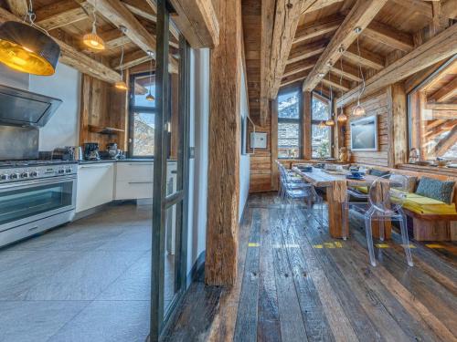 Chalet de luxe avec piscine et hammam à Val-d'Isère, 10 personnes à proximité du centre-ville