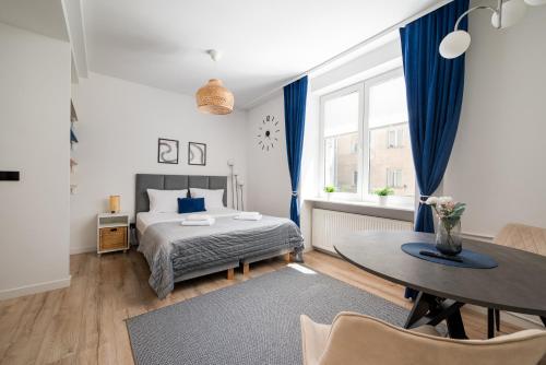 Chmielna Heart of Warsaw Chic Apartment by BookingHost