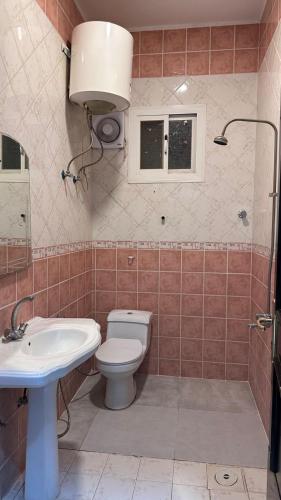a bathroom with a toilet and a sink at شقق ركن التاسيس in Najran