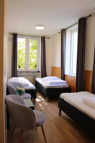 a bedroom with two beds and a window at Alkoven Logi in Ullared
