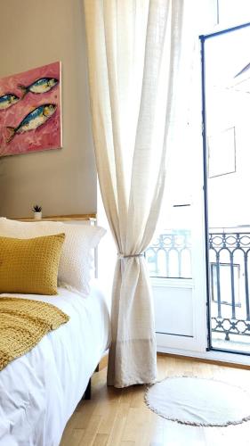 a bedroom with a bed and a window at Vigo a un paso in Vigo