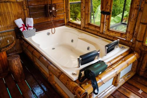 a bath tub in a room with a window at Rinconcito Guzmán in Pereira