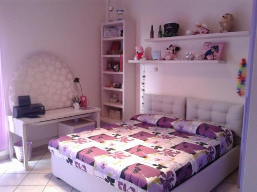 - une chambre avec un lit, un bureau et des étagères dans l'établissement Appartamento Giusti, à Montecatini Terme