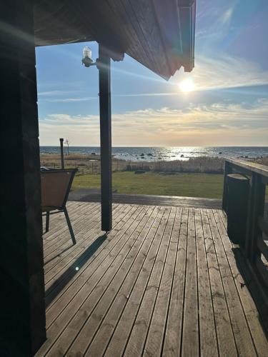 Blick auf den Ozean von der Terrasse eines Hauses in der Unterkunft Seaside Cabin in Aabla