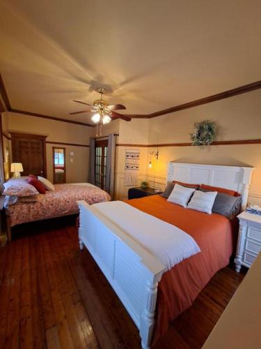 a bedroom with two beds and a ceiling at Cabines Boréales et Maison de chambres in Rimouski