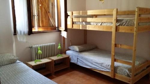 Двухъярусная кровать или двухъярусные кровати в номере Riviera del Conero