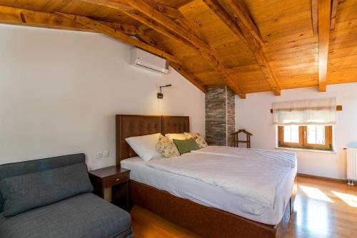 Tempat tidur dalam kamar di Villa Sagri - heated pool