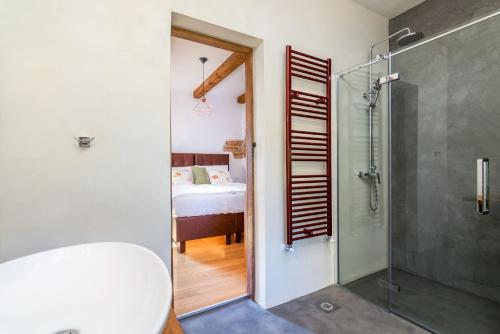 Ein Badezimmer in der Unterkunft Villa Sagri - heated pool
