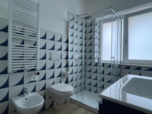 a bathroom with a toilet and a shower and a sink at Metasuites Beach in Meta