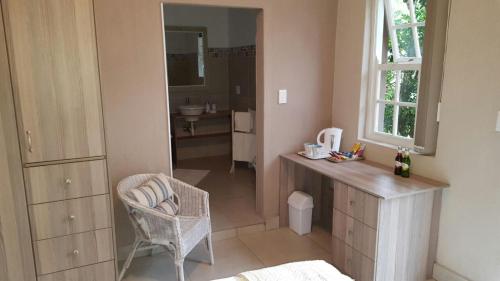 a bathroom with a sink and a desk and a mirror at Guest House Frame Ace in Bellville