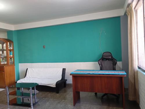a room with a desk and a bed at APARTAMENTO Acogedor cerca del aeropuerto Cusco in Cusco