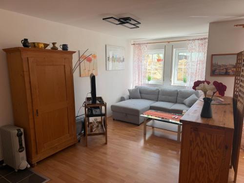 a living room with a couch and a table at Ferienwohnung AARONA in Memmelsdorf