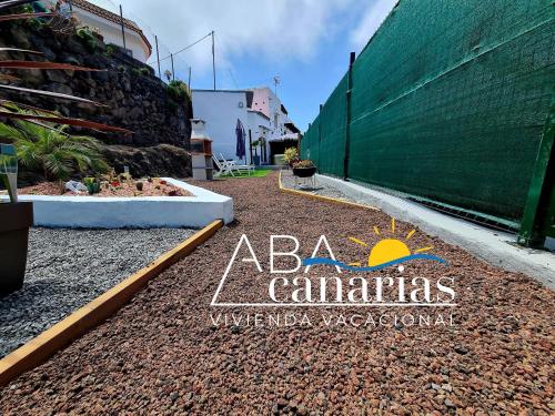 a sign that saysaba canaris against a fence at Abadog Canarias in Firgas