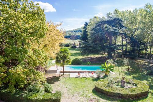 - une vue aérienne sur un jardin avec une piscine dans l'établissement Domaine De Roucayrols, à Ambres