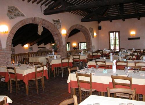 um restaurante com mesas e cadeiras num quarto em Da Nicola em Montegrotto Terme