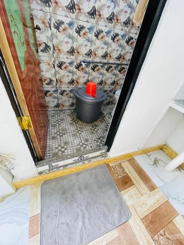 a room with a toilet in the middle of a room at Sunmoon Apartment in Deli