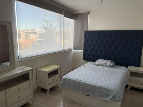 a small bedroom with a bed and a window at Casa en zona industrial SLP in San Luis Potosí